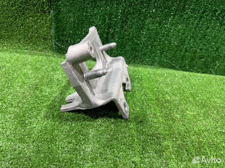 Кронштейн опоры двигателя левый Renault Duster