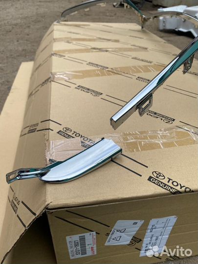 Молдинг решетки радиатора Lexus NX200