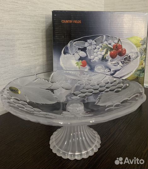 Ваза для фруктов на ножке