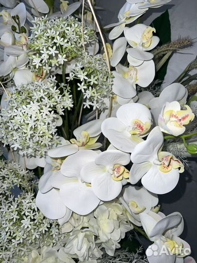 Композиция из искусственных цветов