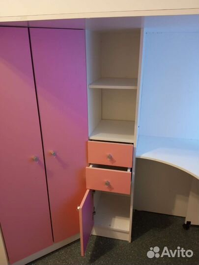 Детская кровать чердак со столом и шкафом