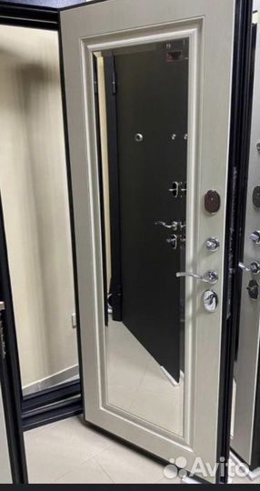 Дверь входная с зеркалом