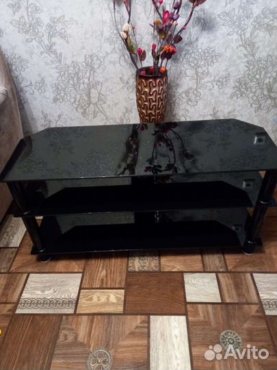Стеклянная тумба под тв