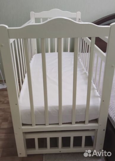 Детская кроватка с маятником