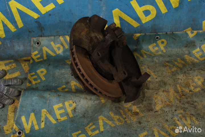 Передний поворотный кулак Nissan Urvan King