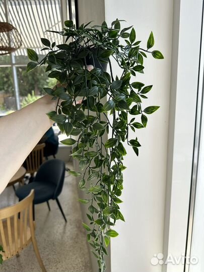 Искусственные цветы и неоновая вывеска