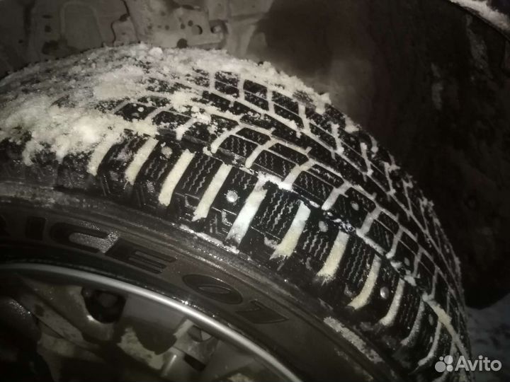 Dunlop SP Winter Ice 01 215/65 R16