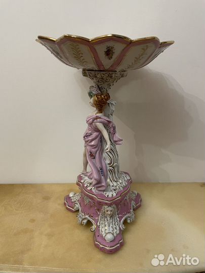 Ваза декоративная с женской фигурой