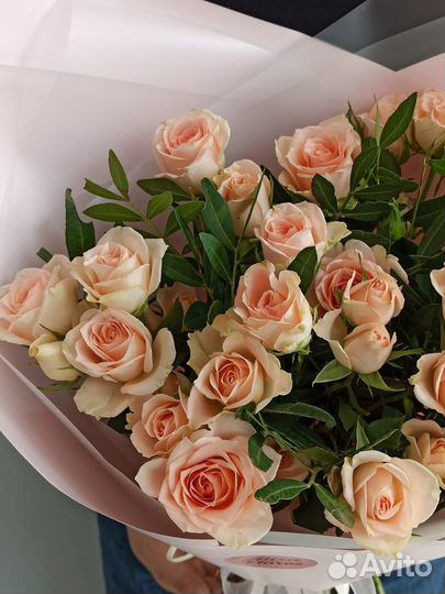 Букет кустовых персиковых роз