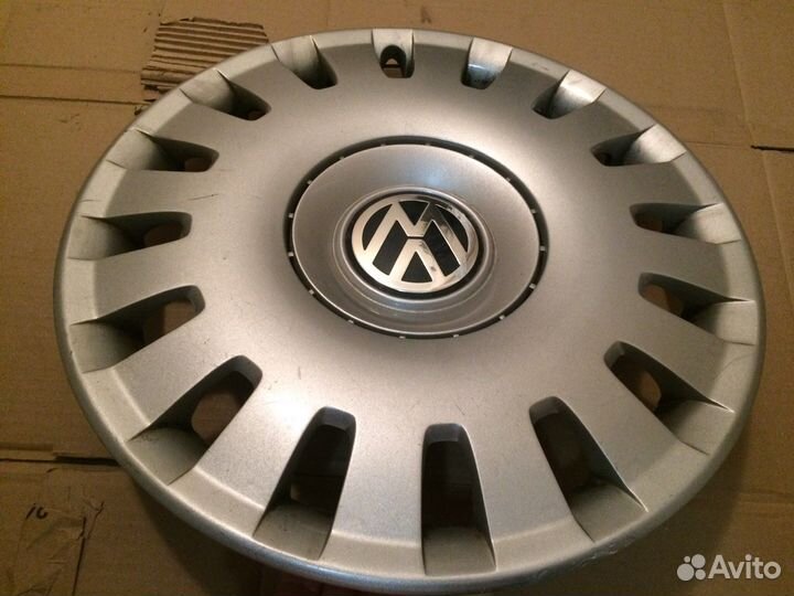 Колпак колеса VW Golf 1J0601147R