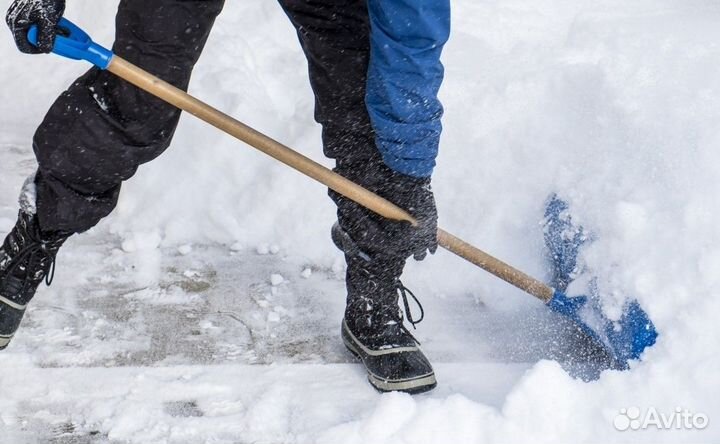 Чистка от снега вручную