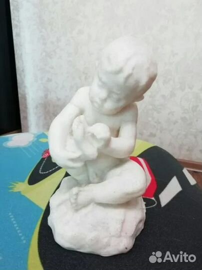 Статуэтка мальчик камень