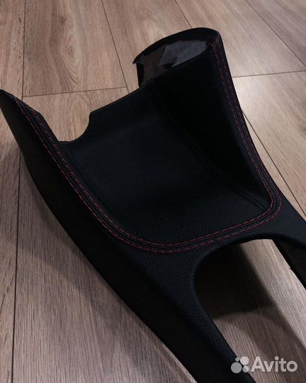 Центральная консоль, тоннель пола акцент