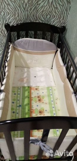 Детская кроватка с маятником и ящиком