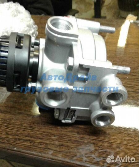 Клапан ускорительный для грузовиков порт 1 22x1.5, порт 2 2 шт M 22x1.5, порт 4 2 шт M16x1.5