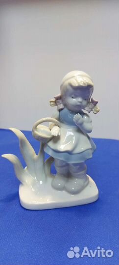 Антикварная фарфоровая статуэтка девочка с лукошко