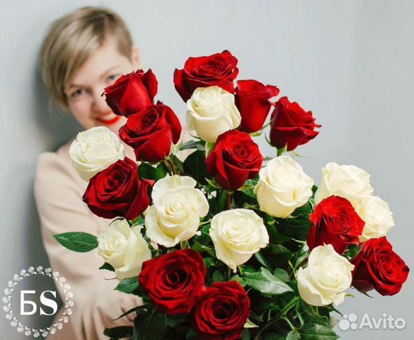 Микс 21 роза красная и белая. Доставка 46-10-00