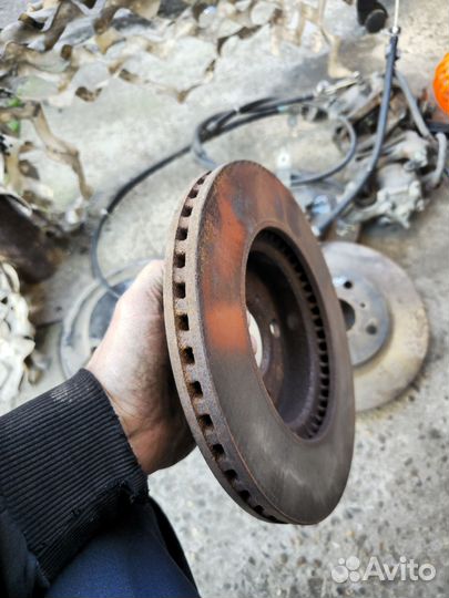 Задние тормозные супорта с дисками Toyota Vitz 90