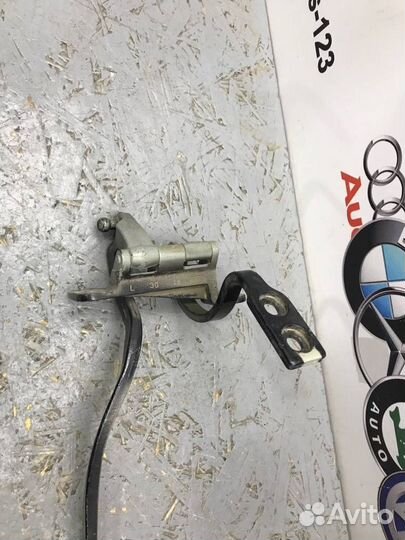 Петля 5-двери задняя левая Volkswagen Touareg 7L