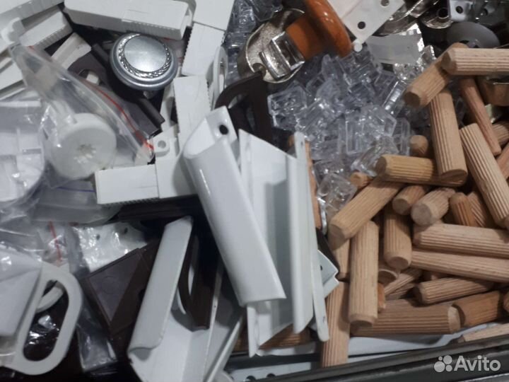 Пластиковые петли,ручки,ограничители для окон,углы