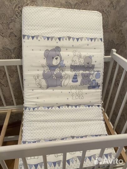 Детская кроватка с маятником