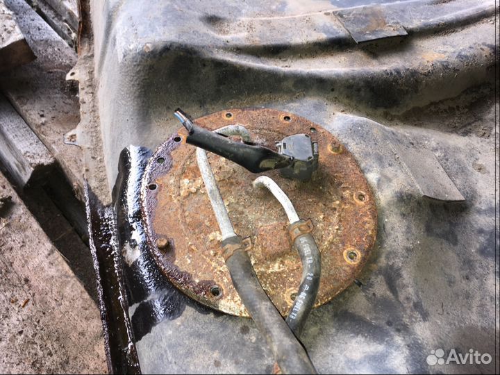 Датчик уровня топлива Toyota Avensis 1