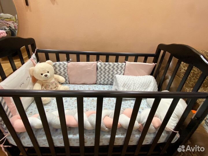 Детская кроватка с маятником и ящиком