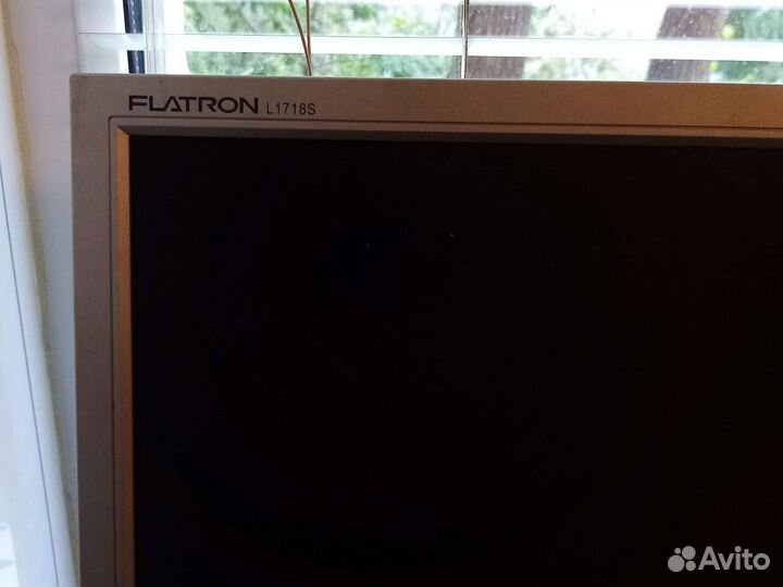 Монитор для компьютера и две клавиатуры 2000