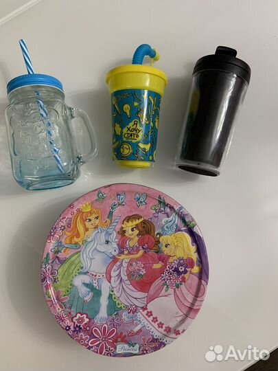 Кружка -стакан с трубочкой и жестяная коробочка