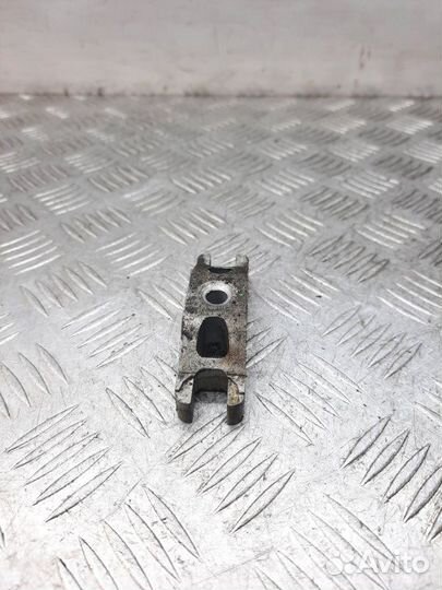 Скоба крепления форсунки Skoda Fabia 1.6 CAY 2011