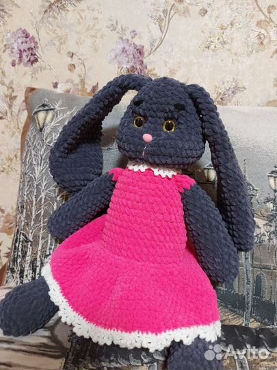 Большой плюшевый заяц