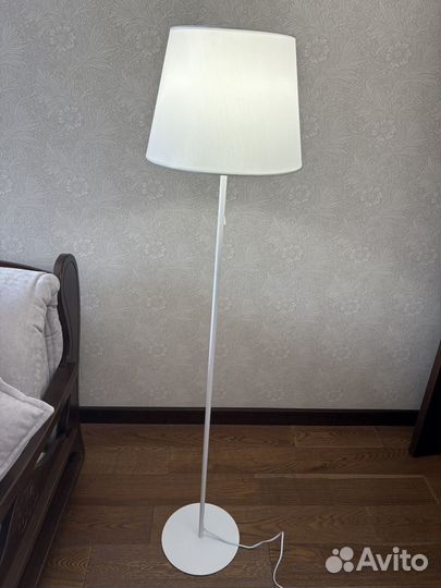 Белый напольный торшер