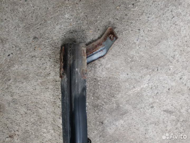 Уплотнитель стекла двери передний левый Nissan