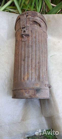 Деталь от шашки и бак от немецкого противогаза