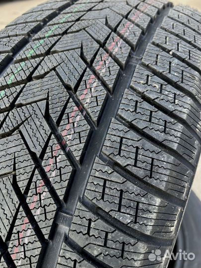 Roadmarch Winter XPro 999 275/40 R20 83U