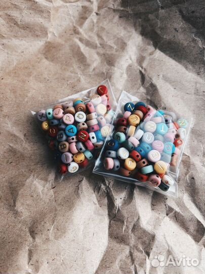 Бусины буквы цветные