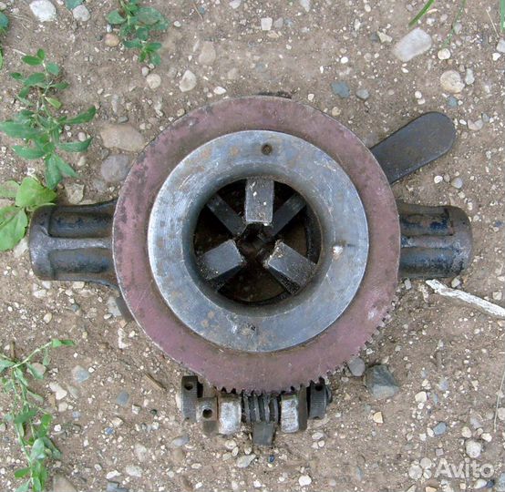 Клупп для нарезки резьбы с трубным держателем