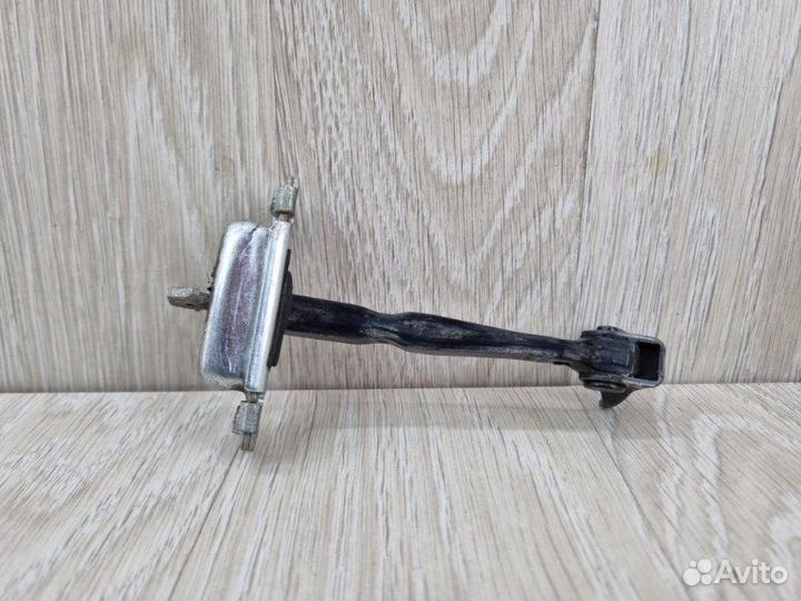 Ограничитель двери задний левый Hyundai Solaris 2