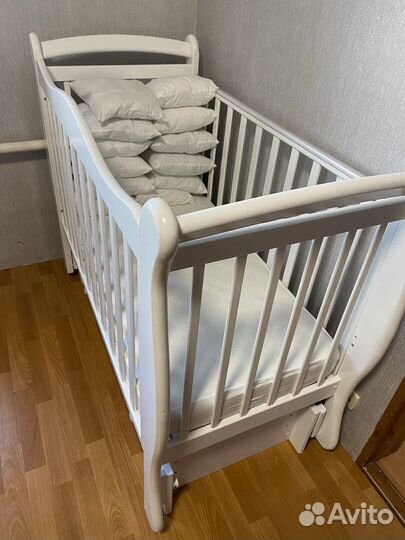 Детская кроватка с маятником и ящиком