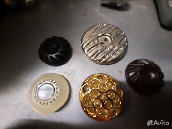 Пуговицы разных форм, цветов, размеров