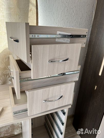 Стол с ящиками