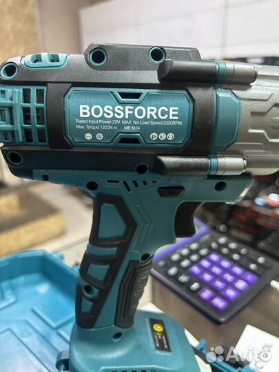 Мощный аккумуляторный гайковерт 1300н.м