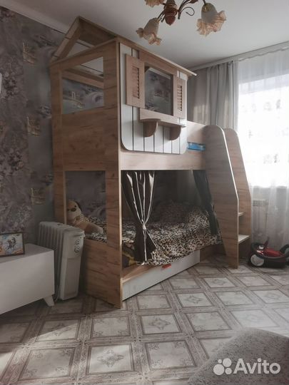 Двухъярусная кровать домик
