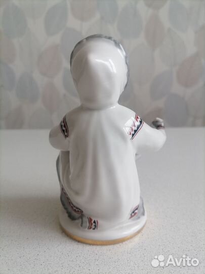 Статуэтка якутка с севрюгой