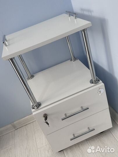 Тумбочка на колеснках