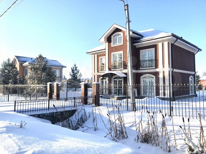 Коттедж 292 м² на участке 15 сот.