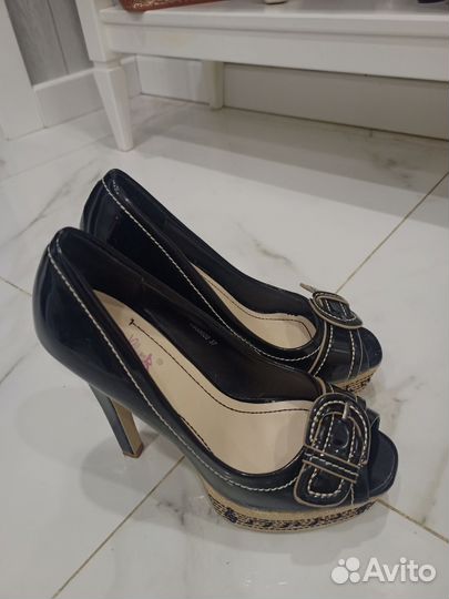 Лакированные чёрные туфли