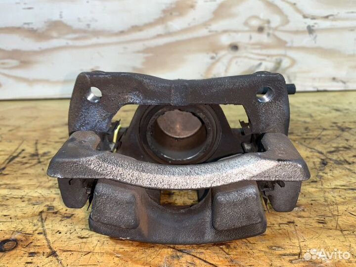 Суппорт передний правый Toyota Porte NNP10 2nzfe