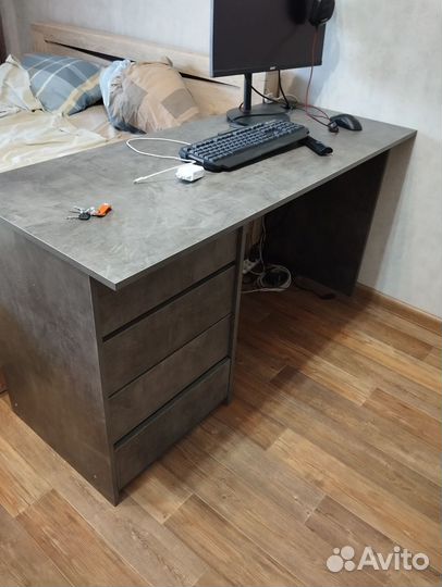 Письменный стол