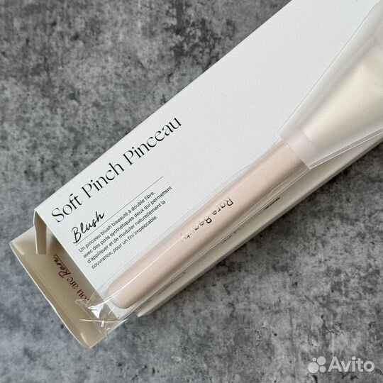 Rare Beauty Soft Pinch Blush кисть для румян